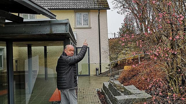 Digital ist blauäugig: Der Grüninger Ortsvorsteher Hans-Günter Buller hält große Stücke auf die Sirene auf dem Rathaus.