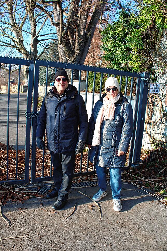 Thomas Warndorf und Hildegard Eble-Warndorf vor dem noch verschlossenen Zugang zu den Villengärten.
