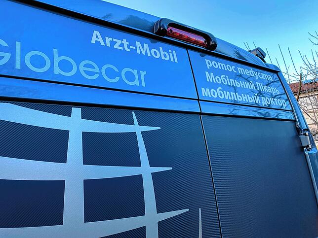 In mehreren Sprachen wurde die Bezeichnung Arzt-Mobil außen am Fahrzeug angebracht.