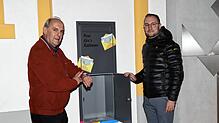 Der Rathaus-Briefkasten ist am Montagabend, 5. Februar, leer geblieben: Wolfgang Eich, Vorsitzender des Gemeindewahlausschusses (von ...