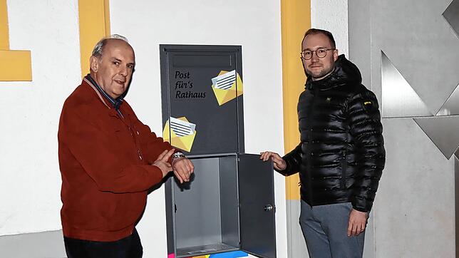 Der Rathaus-Briefkasten ist am Montagabend, 5. Februar, leer geblieben: Wolfgang Eich, Vorsitzender des Gemeindewahlausschusses (von ...