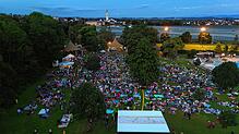 2300 Besucher genießen zum Sommerferienstart das Open Air im Wellenbad Ailingen. Für die perfekte Stimmung sorgt die Twelve Fifty Wave ...
