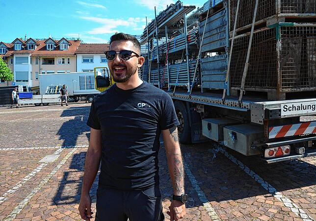 Vertrauen ist gut, Kontrolle ist besser: Feras Abou Fakher leitet den Bühnenaufbau – und hat stets alles im Blick.