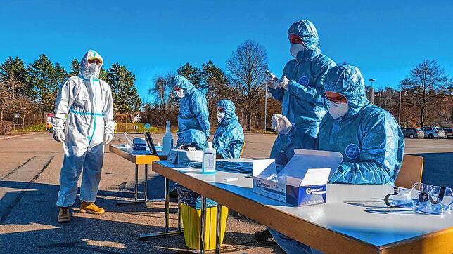 Neben dem Testangebot direkt in den Einrichtungen, Arztpraxen und Apotheken unterstützt die Freiwillige Feuerwehr Sigmaringen die ...