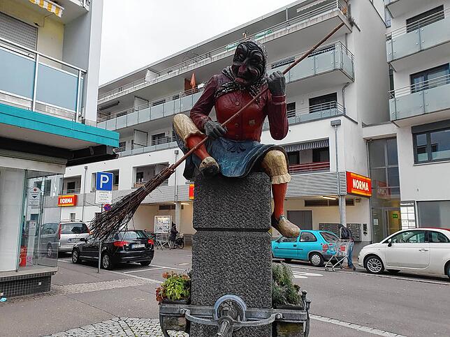 Die Brunnenhexe auf dem Lindenbrunnen in Hofen hat im vergangenen Jahr einsam die Stellung gehalten. In diesem Jahr steht es jedem ...