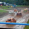 Nicht selten kommt es beim Schachener Stock-Car-Rennen schon nach dem Start zum ersten Gerangel, um am schnellsten aus der Kurve ...