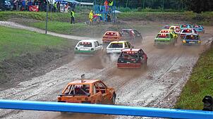 Nicht selten kommt es beim Schachener Stock-Car-Rennen schon nach dem Start zum ersten Gerangel, um am schnellsten aus der Kurve ...