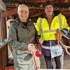 Ludmila und Franz Schlichte bereiten ihren Stand für den Start der Bodensee-Weihnacht vor.