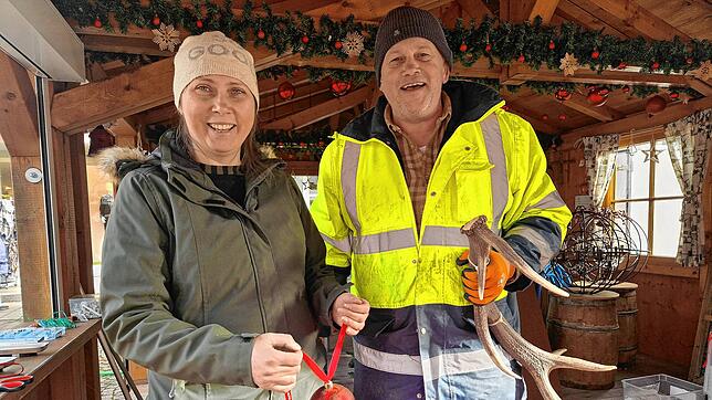 Ludmila und Franz Schlichte bereiten ihren Stand für den Start der Bodensee-Weihnacht vor.