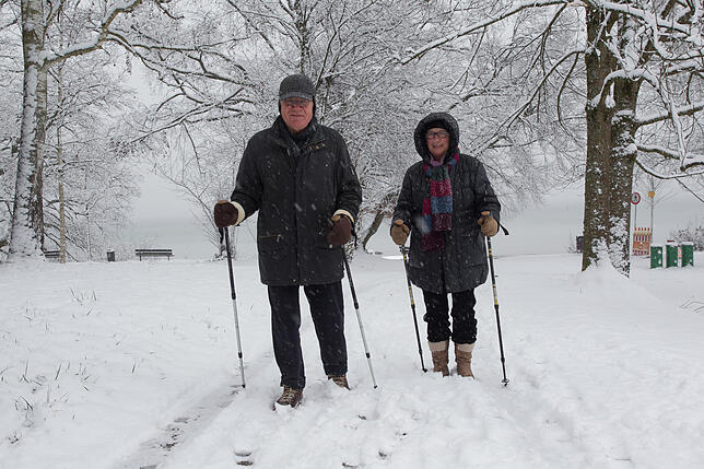 Helmar und Lydia Kauer walken trotz Schnee durch den Park, wetterfest angezogen.