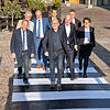 Landesverkehrsminister Winfried Hermann (Mitte) mit den Vertretern der ausgewählten Modellkommunen bei der Auftaktveranstaltung des ...