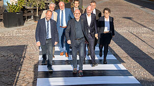 Landesverkehrsminister Winfried Hermann (Mitte) mit den Vertretern der ausgewählten Modellkommunen bei der Auftaktveranstaltung des ...