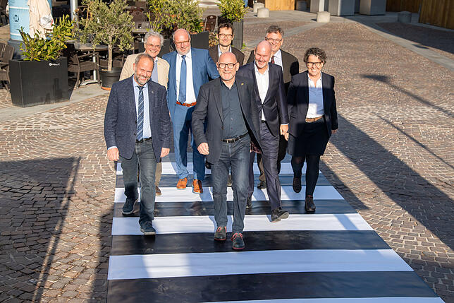 Landesverkehrsminister Winfried Hermann (Mitte) mit den Vertretern der ausgewählten Modellkommunen bei der Auftaktveranstaltung des ...