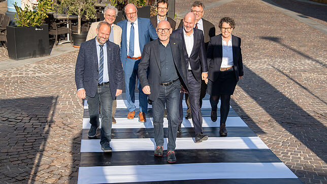 Landesverkehrsminister Winfried Hermann (Mitte) mit den Vertretern der ausgewählten Modellkommunen bei der Auftaktveranstaltung des ...