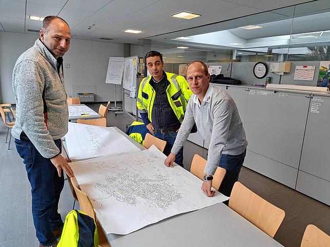 Hier tagt der Krisenstab der Stadtwerke: Von links Stadtwerke-Geschäftsführer Gregor Gülpen, der Bereichsleiter für die Netze, Mohamed ...