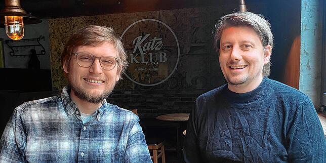 Jakob Glaßmeier (links) und Nikolas Brinkschulte wollen, dass es am Kiosk am Seerhein endlich voran geht. Im Mai soll es dann endlich ...