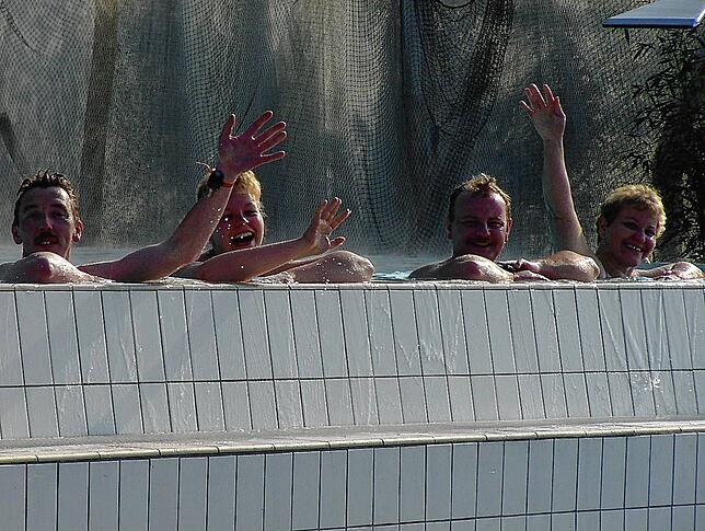 Die ersten Badegäste der Therme sind bester Laune und jubeln für den SÜDKURIER-Fotografen.