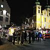 Abendliche Adventsstimmung vor der Stadtkirche beim ersten Adventsmarkt 2022.