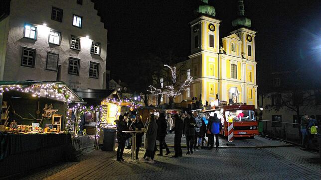 Abendliche Adventsstimmung vor der Stadtkirche beim ersten Adventsmarkt 2022.