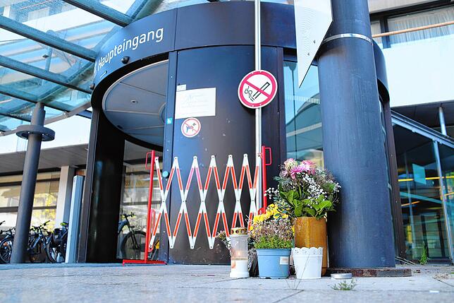 Der Haupteingang des Klinikums Friedrichshafen. Links die Drehtür, rechts die Blumen, die an die verstorbene Oberärztin erinnern.