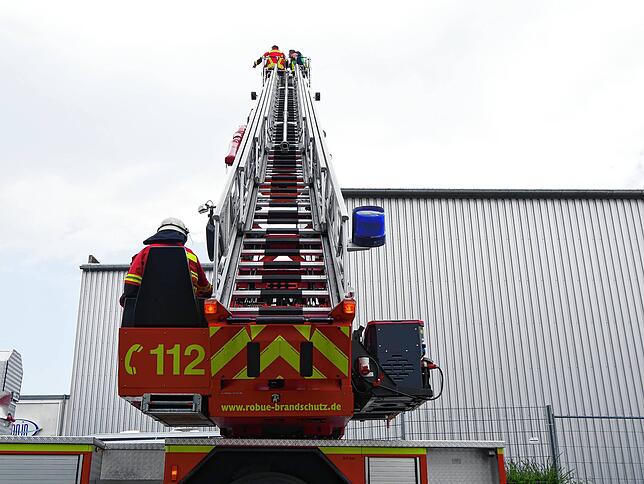 Auch die Drehleitern aus Singen und Rielasingen-Worblingen sind im Einsatz.