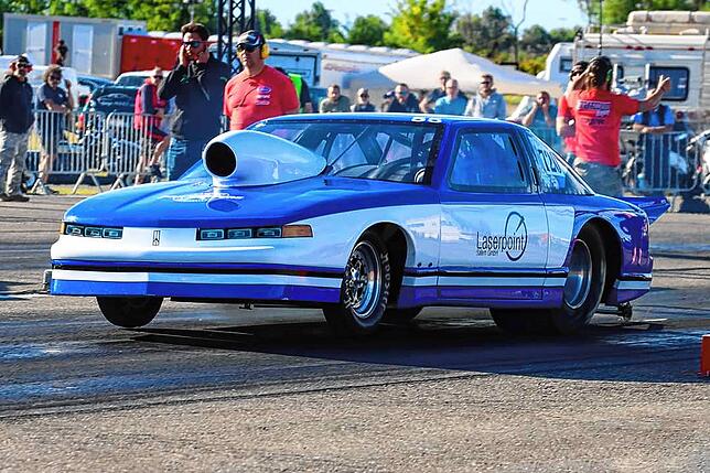 Der Oldsmobile Cutlass von Manuel Kreiter beim Start. Die Vorderräder heben dabei regelmäßig ab.