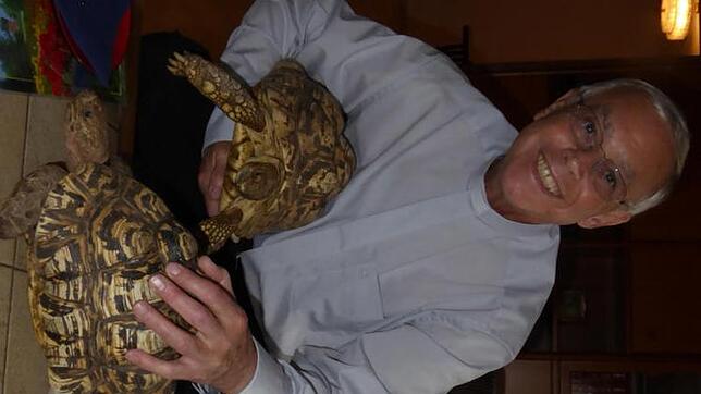 Pfarrer Bernd Zimmermann zeigt die prächtigen Exemplare seiner Schildkrötenfamilie, eine Spezies die ihn fasziniert. Bild: Edelgard Bernauer
