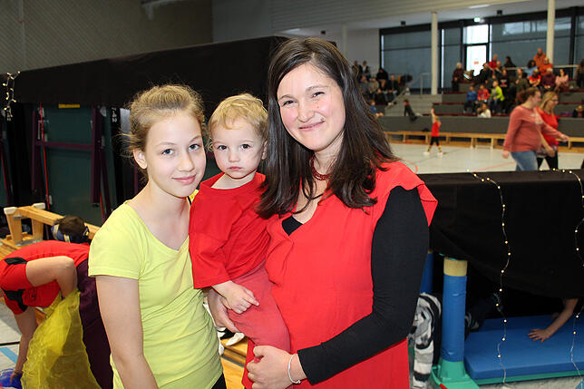 Eva Feller, hier zusammen mit Sohn David und Sofia Fleske, hält sportliche Betätigung ihrer Kinder für unumgänglich.