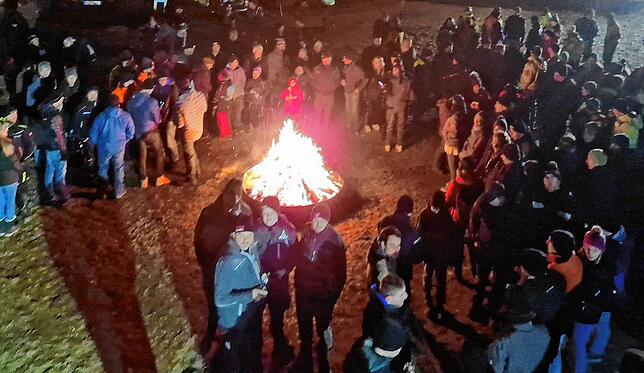 Ein Mahnfeuer setzt den Höhepunkt des Landwirte-Protest am Sonntag, 21. Januar, bei Döggingen. Erneut reisten mehrere hundert Landwirte ...