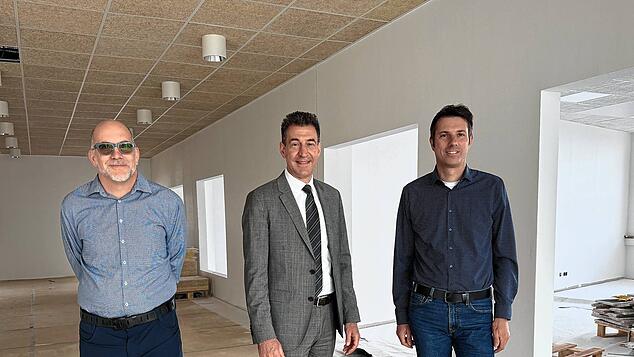 Ortstermin in der Großbaustelle (von links): Stadtbaumeister Christian Unkel, Oberbürgermeister Erik Pauly und Peter Brieskorn vom ...