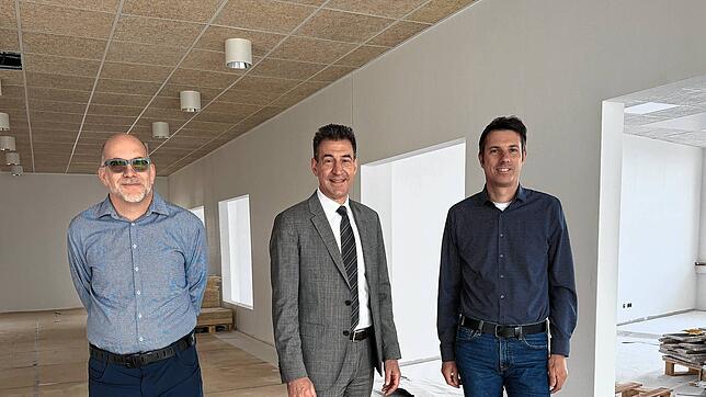 Ortstermin in der Großbaustelle (von links): Stadtbaumeister Christian Unkel, Oberbürgermeister Erik Pauly und Peter Brieskorn vom ...