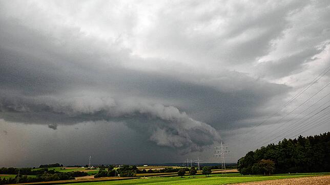 Dunkle Gewitterwolken ziehen am Abend über Biberach an der Riß auf. In Baden-Württemberg wird Starkregen erwartet.