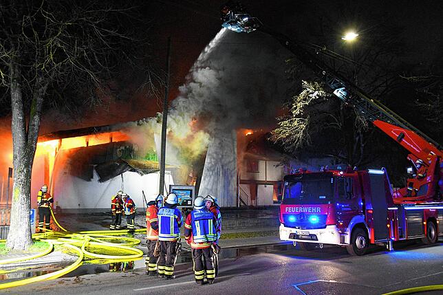 Die Friedenskirche in der Rielasinger Straße in Singen brennt vollkommen nieder. Das Bild entstand in der Nacht vom 20. auf den 21. März ...