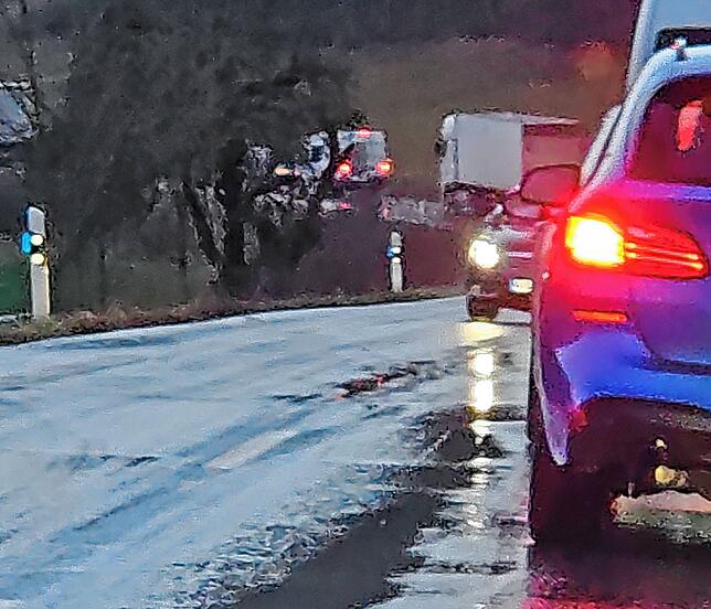 Blitzeis im Kreis Waldshut, Unfälle und ein langer Stau auf der B314: Autofahrer brauchten am Dienstag rund um Stühlingen viel Geduld.