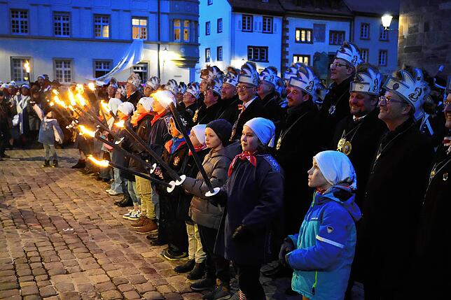 Bild 11: Fasnet Villingen: Die Narren holen sich ihren Rathausschlüssel vom OB
