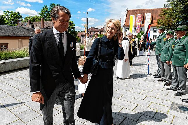 Bild 23: Abschied von Heinrich Fürst zu Fürstenberg: Besucher auf dem Weg in die Donaueschinger Stadtkirche