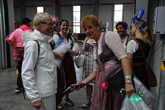 Die Föhne, die Sandra Hennig organisierte, nutzten vor allem die Damen, um sich wieder zu trocknen.