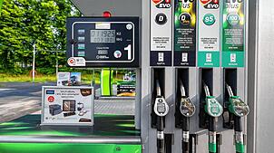 Zapfsäulen an einer Tankstelle in Tschechien sind mit den Begriffen „Nafta“ und „Benzin“ überschrieben. Der Vergleich von Tankpreisen ...