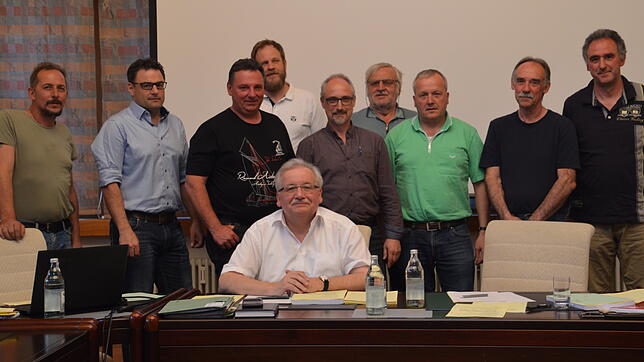 Der Lottstetter Gemeinderat besteht ausschließlich aus männlichen Mitgliedern. Bürgermeister Jürgen Link (Mitte sitzend) und seine ...