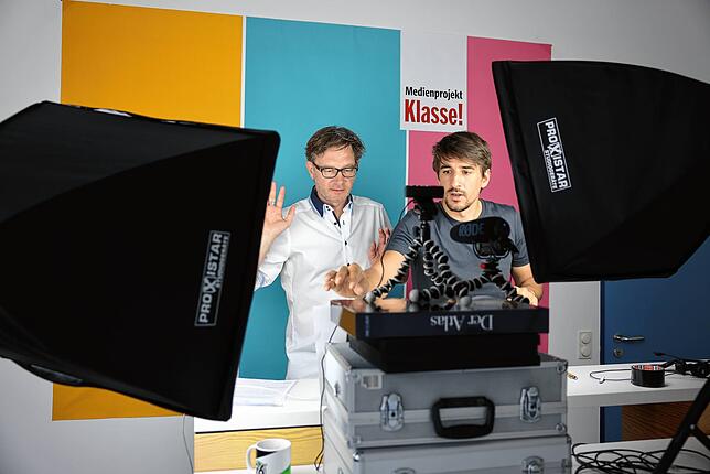 Lukas Ondreka (rechts), verantwortlich für die Technik, hat Chefredakteur Stefan Lutz seinen Sendeplatz für die Online-Veranstaltung ...