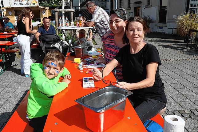 Bild 16: Zum Wohl! Die Besucher genießen Zwiebelkuchen, Dünnele und Suser