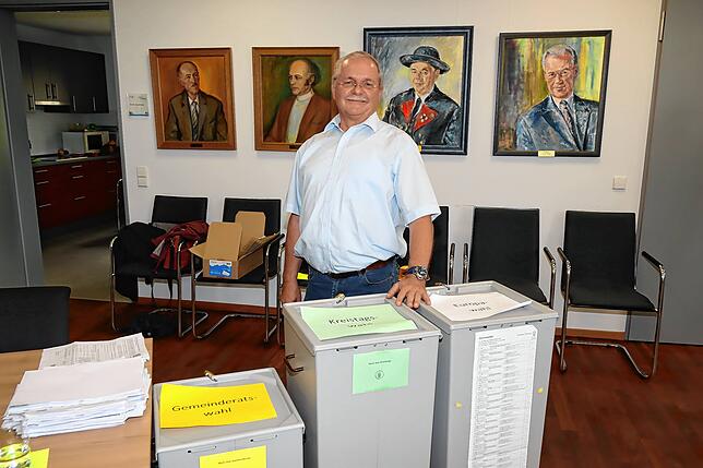 Werner Rosenfelder wacht als Wahlhelfer am Wahltag im Wahllokal im Sitzungssaal des Rathauses Unterkirnach über die Wahlurnen.