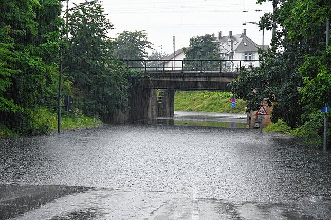 Bild 20: Heftiges Unwetter im Hegau: Auch Autos schwimmen davon!