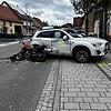 Am Samstagmittag übersah ein Autofahrer ein herannahendes Motorrad. Der Fahrer wurde bei dem Unfall schwer verletzt.