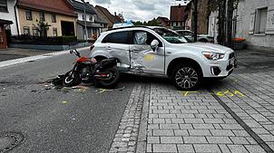 Am Samstagmittag übersah ein Autofahrer ein herannahendes Motorrad. Der Fahrer wurde bei dem Unfall schwer verletzt.