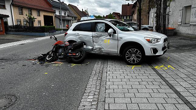 Am Samstagmittag übersah ein Autofahrer ein herannahendes Motorrad. Der Fahrer wurde bei dem Unfall schwer verletzt.