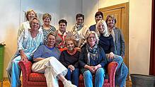 Sie freuen sich auf die vier Aufführungen des Theaterstück „Der ledige Bauplatz“ im Mai (vorne, von links): Christine Boger, Heike ...