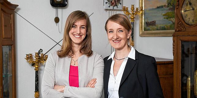 Dagmar Ender (links) und Constanze Preiß stehen noch vor der ersten Auktion ohne Publikum im Saal. Sie vertreten in Konstanz das neue ...