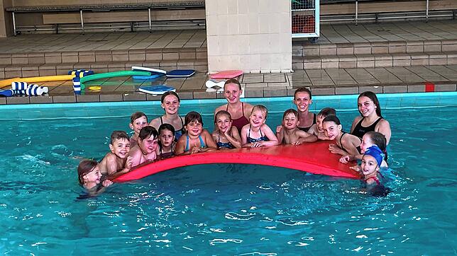 Die Bambinis im Villinger Schwimmclub werden spielerisch an den Schwimmsport herangeführt. In der hinteren Reihe ist ein Teil des ...
