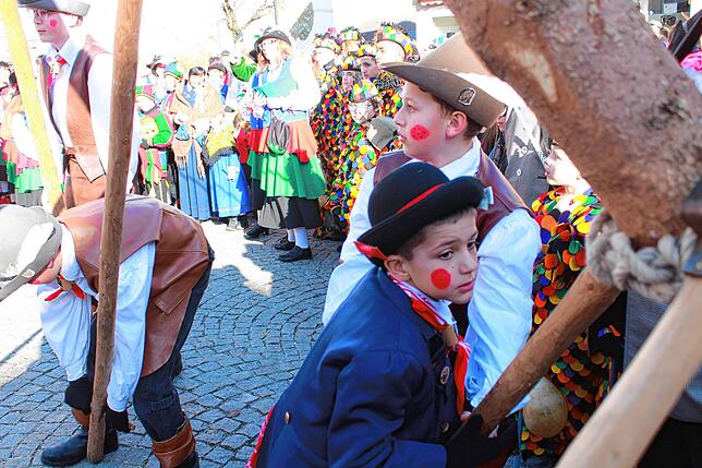 Bild 7: Die schönsten Bilder vom Kinderumzug und Kindernarrenbaumstellen am Fastnachtsdienstag